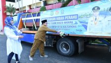 MENYIRAM: Wakil Bupati Sumenep, Imam Hasyim saat menerima hibah kapal canggih untuk warga kepulauan (Doc. Seputar Jatim)