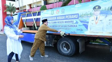 MENYIRAM: Wakil Bupati Sumenep, Imam Hasyim saat menerima hibah kapal canggih untuk warga kepulauan (Doc. Seputar Jatim)