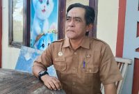 TEGAS: Kepala Bidang Tata Lingkungan DLH Sumenep, Hasinudin Firdaus, saat ditemui di lokasi pemangkasan dahan rawan (Doc. Seputar Jatim)