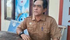 TEGAS: Kepala Bidang Tata Lingkungan DLH Sumenep, Hasinudin Firdaus, saat ditemui di lokasi pemangkasan dahan rawan (Doc. Seputar Jatim)