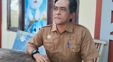 TEGAS: Kepala Bidang Tata Lingkungan DLH Sumenep, Hasinudin Firdaus, saat ditemui di lokasi pemangkasan dahan rawan (Doc. Seputar Jatim)