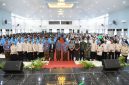 BERIDIRI: Foto bersama usai kegiatan manasik dan pelepasan simbolis jemaah haji di Gedung KORPRI Sumenep (Doc. Seputar Jatim)
