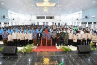 BERIDIRI: Foto bersama usai kegiatan manasik dan pelepasan simbolis jemaah haji di Gedung KORPRI Sumenep (Doc. Seputar Jatim)