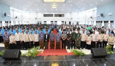 BERIDIRI: Foto bersama usai kegiatan manasik dan pelepasan simbolis jemaah haji di Gedung KORPRI Sumenep (Doc. Seputar Jatim)