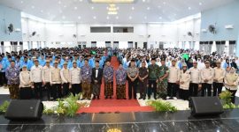 BERIDIRI: Foto bersama usai kegiatan manasik dan pelepasan simbolis jemaah haji di Gedung KORPRI Sumenep (Doc. Seputar Jatim)