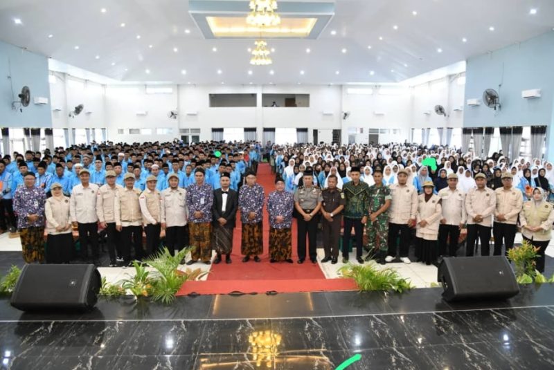 BERIDIRI: Foto bersama usai kegiatan manasik dan pelepasan simbolis jemaah haji di Gedung KORPRI Sumenep (Doc. Seputar Jatim)