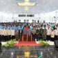BERIDIRI: Foto bersama usai kegiatan manasik dan pelepasan simbolis jemaah haji di Gedung KORPRI Sumenep (Doc. Seputar Jatim)