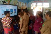 MELIHAT: Direktur Utama BPRS Bhakti Sumekar, Hairil Fajar (tengah) didampingi Kepala SDN Pajagalan II Sumenep bersama sejumlah guru saat peresmian Taman Baca Taman Maca Asre Pajadu (Doc. Seputar Jatim)