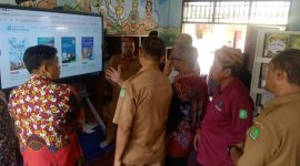 MELIHAT: Direktur Utama BPRS Bhakti Sumekar, Hairil Fajar (tengah) didampingi Kepala SDN Pajagalan II Sumenep bersama sejumlah guru saat peresmian Taman Baca Taman Maca Asre Pajadu (Doc. Seputar Jatim)