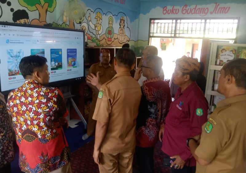 MELIHAT: Direktur Utama BPRS Bhakti Sumekar, Hairil Fajar (tengah) didampingi Kepala SDN Pajagalan II Sumenep bersama sejumlah guru saat peresmian Taman Baca Taman Maca Asre Pajadu (Doc. Seputar Jatim)