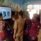 MELIHAT: Direktur Utama BPRS Bhakti Sumekar, Hairil Fajar (tengah) didampingi Kepala SDN Pajagalan II Sumenep bersama sejumlah guru saat peresmian Taman Baca Taman Maca Asre Pajadu (Doc. Seputar Jatim)