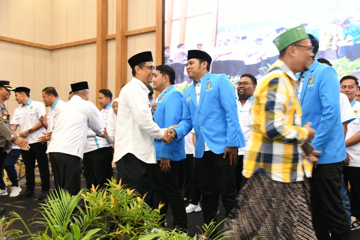 BAHAGIA: Ketua KNPI Sumenep, Khairul Umam, berjabat tangan usai resmi dilantik menjadi pengurus daerah periode 2026–2029 (Doc. Seputar Jatim)