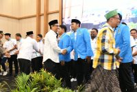 BAHAGIA: Ketua KNPI Sumenep, Khairul Umam, berjabat tangan usai resmi dilantik menjadi pengurus daerah periode 2026–2029 (Doc. Seputar Jatim)