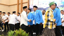 BAHAGIA: Ketua KNPI Sumenep, Khairul Umam, berjabat tangan usai resmi dilantik menjadi pengurus daerah periode 2026–2029 (Doc. Seputar Jatim)
