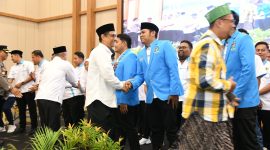 BAHAGIA: Ketua KNPI Sumenep, Khairul Umam, berjabat tangan usai resmi dilantik menjadi pengurus daerah periode 2026–2029 (Doc. Seputar Jatim)