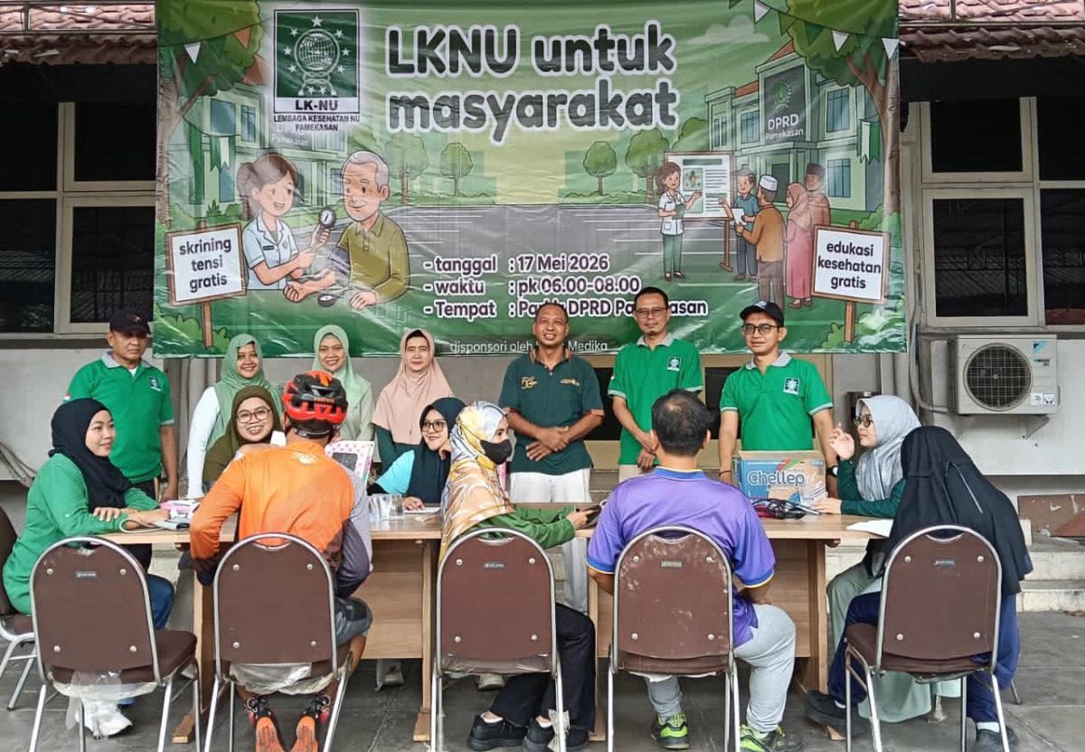 SEMANGAT: Anggota LKNU Pamekasan saat menggelar skrining hipertensi gratis bagi masyarakat di kawasan Gedung DPRD setempat (Doc. Seputar Jatim)