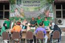 SEMANGAT: Anggota LKNU Pamekasan saat menggelar skrining hipertensi gratis bagi masyarakat di kawasan Gedung DPRD setempat (Doc. Seputar Jatim)