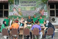 SEMANGAT: Anggota LKNU Pamekasan saat menggelar skrining hipertensi gratis bagi masyarakat di kawasan Gedung DPRD setempat (Doc. Seputar Jatim)