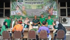 SEMANGAT: Anggota LKNU Pamekasan saat menggelar skrining hipertensi gratis bagi masyarakat di kawasan Gedung DPRD setempat (Doc. Seputar Jatim)