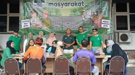 SEMANGAT: Anggota LKNU Pamekasan saat menggelar skrining hipertensi gratis bagi masyarakat di kawasan Gedung DPRD setempat (Doc. Seputar Jatim)