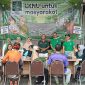 SEMANGAT: Anggota LKNU Pamekasan saat menggelar skrining hipertensi gratis bagi masyarakat di kawasan Gedung DPRD setempat (Doc. Seputar Jatim)