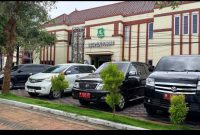 MENDUNG: Terparkir mobil dinas di depan Gedung Inspektorat Sumenep (Doc. Seputar Jatim)