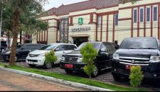 MENDUNG: Terparkir mobil dinas di depan Gedung Inspektorat Sumenep (Doc. Seputar Jatim)