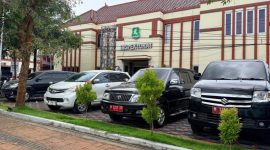 MENDUNG: Terparkir mobil dinas di depan Gedung Inspektorat Sumenep (Doc. Seputar Jatim)