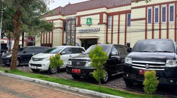 MENDUNG: Terparkir mobil dinas di depan Gedung Inspektorat Sumenep (Doc. Seputar Jatim)