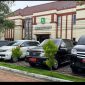 MENDUNG: Terparkir mobil dinas di depan Gedung Inspektorat Sumenep (Doc. Seputar Jatim)