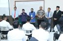 PENGARAHAN: Direktur RSUD dr. H. Moh. Anwar Sumenep, Erliyati (tengah) bersama Wakil Bupati Sumenep, Imam Hasyim, penyuluh KPK, dan APH saat meninjau pelaksanaan tes CAT pegawai BLUD Tahun 2026 di Kampus UNIBA Madura (Doc. Seputar Jatim)