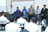 PENGARAHAN: Direktur RSUD dr. H. Moh. Anwar Sumenep, Erliyati (tengah) bersama Wakil Bupati Sumenep, Imam Hasyim, penyuluh KPK, dan APH saat meninjau pelaksanaan tes CAT pegawai BLUD Tahun 2026 di Kampus UNIBA Madura (Doc. Seputar Jatim)