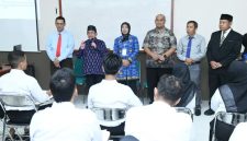 PENGARAHAN: Direktur RSUD dr. H. Moh. Anwar Sumenep, Erliyati (tengah) bersama Wakil Bupati Sumenep, Imam Hasyim, penyuluh KPK, dan APH saat meninjau pelaksanaan tes CAT pegawai BLUD Tahun 2026 di Kampus UNIBA Madura (Doc. Seputar Jatim)