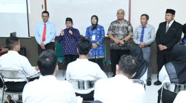 PENGARAHAN: Direktur RSUD dr. H. Moh. Anwar Sumenep, Erliyati (tengah) bersama Wakil Bupati Sumenep, Imam Hasyim, penyuluh KPK, dan APH saat meninjau pelaksanaan tes CAT pegawai BLUD Tahun 2026 di Kampus UNIBA Madura (Doc. Seputar Jatim)