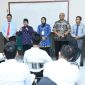 PENGARAHAN: Direktur RSUD dr. H. Moh. Anwar Sumenep, Erliyati (tengah) bersama Wakil Bupati Sumenep, Imam Hasyim, penyuluh KPK, dan APH saat meninjau pelaksanaan tes CAT pegawai BLUD Tahun 2026 di Kampus UNIBA Madura (Doc. Seputar Jatim)