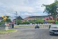 CERAH: Pengendara roda dua sedang melintas di depan RSUD Moh Anwar Sumenep (Mufti Che - Seputar Jatim)