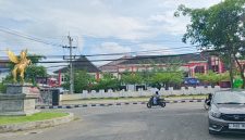 CERAH: Pengendara roda dua sedang melintas di depan RSUD Moh Anwar Sumenep (Mufti Che - Seputar Jatim)