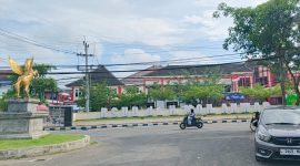 CERAH: Pengendara roda dua sedang melintas di depan RSUD Moh Anwar Sumenep (Mufti Che - Seputar Jatim)