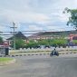 CERAH: Pengendara roda dua sedang melintas di depan RSUD Moh Anwar Sumenep (Mufti Che - Seputar Jatim)