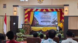 TEGAS: Ketua Umum LBH Madani Putra, Kamarullah saat Memberikan Sambutan di acara Diklat Paralegal yang di gelar di Kampus UNIJA Madura Sumenep (Doc. Seputar Jatim)