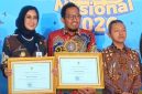 BAHAGIA: Bupati Sumenep, Achmad Fauzi Wongsojudo (tengah) saat menerima Penghargaan Revitalisasi Bahasa Daerah (RBD) 2026 di Gedung Garuda, Pusat Pelatihan SDM Kemendikdasmen, Kota Depok (Doc. Seputar Jatim)