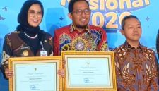 BAHAGIA: Bupati Sumenep, Achmad Fauzi Wongsojudo (tengah) saat menerima Penghargaan Revitalisasi Bahasa Daerah (RBD) 2026 di Gedung Garuda, Pusat Pelatihan SDM Kemendikdasmen, Kota Depok (Doc. Seputar Jatim)