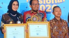BAHAGIA: Bupati Sumenep, Achmad Fauzi Wongsojudo (tengah) saat menerima Penghargaan Revitalisasi Bahasa Daerah (RBD) 2026 di Gedung Garuda, Pusat Pelatihan SDM Kemendikdasmen, Kota Depok (Doc. Seputar Jatim)