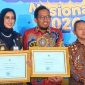 BAHAGIA: Bupati Sumenep, Achmad Fauzi Wongsojudo (tengah) saat menerima Penghargaan Revitalisasi Bahasa Daerah (RBD) 2026 di Gedung Garuda, Pusat Pelatihan SDM Kemendikdasmen, Kota Depok (Doc. Seputar Jatim)