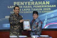 BAHAGIA: Wakil Bupati Sumenep, Imam Hasyim (kanan), saat menerima Laporan Hasil Pemeriksaan (LHP) dengan opini WTP dari BPK RI atas LKPD Tahun Anggaran 2025 di Kantor Perwakilan BPK RI Jawa Timur, Sidoarjo (Doc. Seputar Jatim)