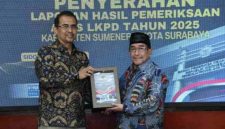 BAHAGIA: Wakil Bupati Sumenep, Imam Hasyim (kanan), saat menerima Laporan Hasil Pemeriksaan (LHP) dengan opini WTP dari BPK RI atas LKPD Tahun Anggaran 2025 di Kantor Perwakilan BPK RI Jawa Timur, Sidoarjo (Doc. Seputar Jatim)