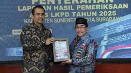 BAHAGIA: Wakil Bupati Sumenep, Imam Hasyim (kanan), saat menerima Laporan Hasil Pemeriksaan (LHP) dengan opini WTP dari BPK RI atas LKPD Tahun Anggaran 2025 di Kantor Perwakilan BPK RI Jawa Timur, Sidoarjo (Doc. Seputar Jatim)