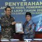 BAHAGIA: Wakil Bupati Sumenep, Imam Hasyim (kanan), saat menerima Laporan Hasil Pemeriksaan (LHP) dengan opini WTP dari BPK RI atas LKPD Tahun Anggaran 2025 di Kantor Perwakilan BPK RI Jawa Timur, Sidoarjo (Doc. Seputar Jatim)