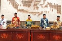 RAPAT: Wakli Bupati Sumenep, Imam Hasyim (kiri) dan Ketua DPRD, Zainal Arifin (kiri nomor dua) dan segenap jajaran petinggi DPRD Sumenep (Doc. Seputar Jatim)
