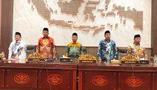 RAPAT: Wakli Bupati Sumenep, Imam Hasyim (kiri) dan Ketua DPRD, Zainal Arifin (kiri nomor dua) dan segenap jajaran petinggi DPRD Sumenep (Doc. Seputar Jatim)
